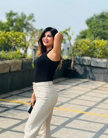 Side profile picture of Allahabad escort